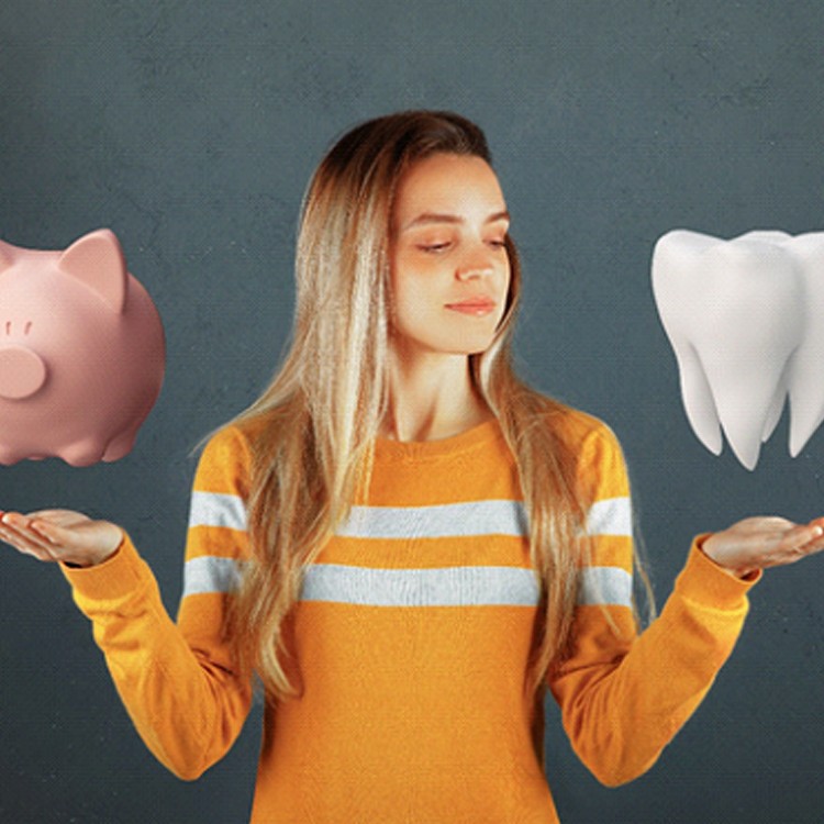 patient holding a clear aligner knowing the benefits of clear aligners