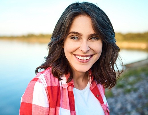 Woman with brilliant smile thanks to teeth whitening